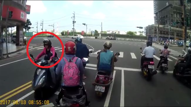 三寶神風式攻擊逆向撞車　網笑到噴淚