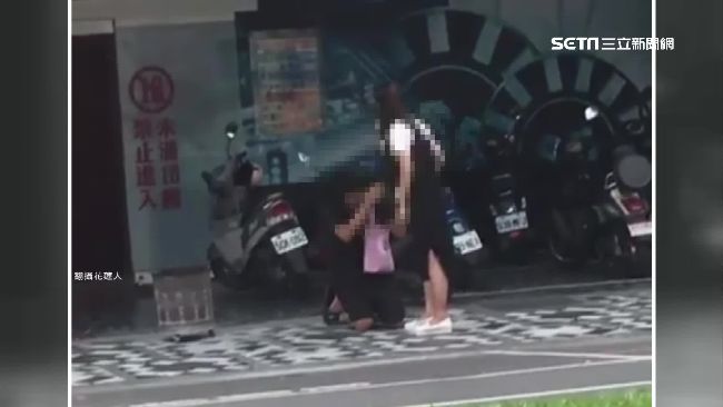 野蠻女友街頭狠揍　男友囂張遷怒路人