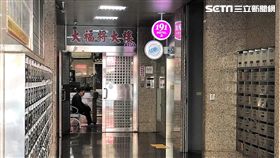 同志三溫暖「AniKi」爆發股東糾紛，朱姓負責人要求員工站在店門口，不准單姓股東的團隊進入，單男到場後氣憤難抑，先拿便當砸向周姓員工，還不斷出言辱罵，事後更將他解雇（楊忠翰攝）