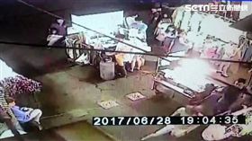 辜姓少年等3人在撞球場等候時，因四處張望惹惱一旁的廖姓男子等7人，雙方先是發生口角，接著引發追逐戰，辜少落單被追上圍毆，警方事後蒐證將廖男等4人移送法辦（翻攝畫面）