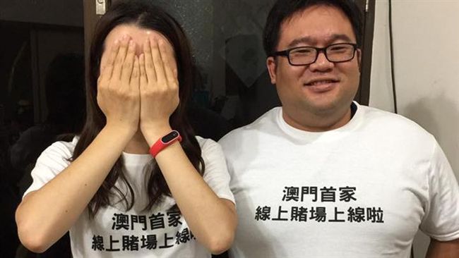 夫妻甜蜜穿這款情侶裝　網友全笑翻