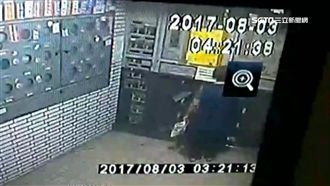 搶匪尾隨夜歸女　手拿布「摀嘴」奪包
