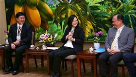 蔡英文接見「中華民國獸醫師公會全國聯合會」名譽理事長、第七屆理監事暨重要幹部及各縣市公會理事長　圖／總統府提供