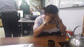 蔡婦委託蔡姓代書辦理房產贈與事宜，卻被對方私吞274萬稅金，家人察覺有異，前來台灣銀行詢問，順利戳破蔡男詭計，警方循線通知他到案說明，訊後依偽造文書及業務侵占罪送辦（翻攝畫面）