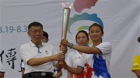 台北火炬手林詩嘉代表台北市將聖火交給柯文哲市長。（圖／世大運執委會提供）