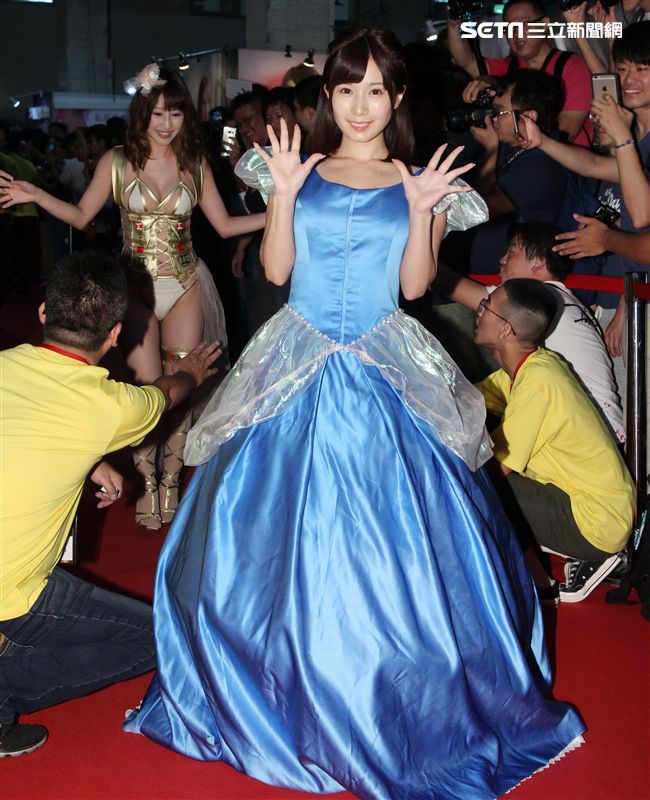 2017第六屆TAE台灣成人博覽會16位日本AV女優紀見步賓、高賴杏、本多由奈、濱崎真緒、小島南、大島優香、明里紬、蕾、有坂翼、彩美旬果、蒂亞、水原蒼、Gemma（吉瑪）、河西亞美、笹倉杏火熱登場。（記者邱榮吉/攝影）