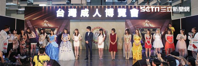 2017第六屆TAE台灣成人博覽會16位日本AV女優紀見步賓、高賴杏、本多由奈、濱崎真緒、小島南、大島優香、明里紬、蕾、有坂翼、彩美旬果、蒂亞、水原蒼、Gemma（吉瑪）、河西亞美、笹倉杏火熱登場。（記者邱榮吉/攝影）