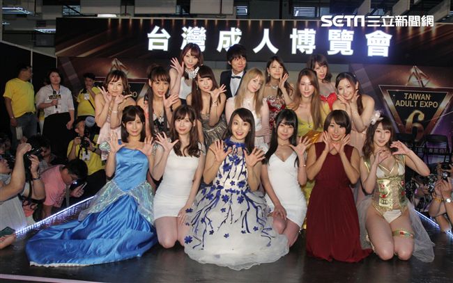 2017第六屆TAE台灣成人博覽會16位日本AV女優紀見步賓、高賴杏、本多由奈、濱崎真緒、小島南、大島優香、明里紬、蕾、有坂翼、彩美旬果、蒂亞、水原蒼、Gemma（吉瑪）、河西亞美、笹倉杏火熱登場。（記者邱榮吉/攝影）