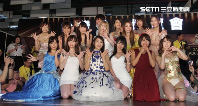 2017第六屆TAE台灣成人博覽會16位日本AV女優紀見步賓、高賴杏、本多由奈、濱崎真緒、小島南、大島優香、明里紬、蕾、有坂翼、彩美旬果、蒂亞、水原蒼、Gemma（吉瑪）、河西亞美、笹倉杏火熱登場。（記者邱榮吉/攝影）
