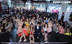 2017第六屆TAE台灣成人博覽會16位日本AV女優紀見步賓、高賴杏、本多由奈、濱崎真緒、小島南、大島優香、明里紬、蕾、有坂翼、彩美旬果、蒂亞、水原蒼、Gemma（吉瑪）、河西亞美、笹倉杏火熱登場。（記者邱榮吉/攝影）