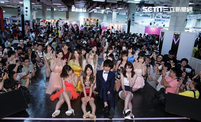 2017第六屆TAE台灣成人博覽會16位日本AV女優紀見步賓、高賴杏、本多由奈、濱崎真緒、小島南、大島優香、明里紬、蕾、有坂翼、彩美旬果、蒂亞、水原蒼、Gemma（吉瑪）、河西亞美、笹倉杏火熱登場。（記者邱榮吉/攝影）