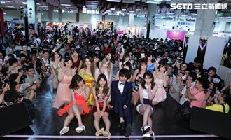 成人展最吸睛！「女優團」現身嗨翻天
