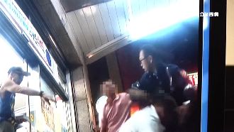 醉男譙警還動手　勇警「一打二」制伏