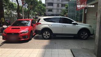 車亂停擋道遭投訴　館長：都隔壁檢舉