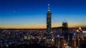 台北101,夜景,象山 圖／攝影者Artemas Liu, Flickr CCLicense
https://flic.kr/p/JNTyHN