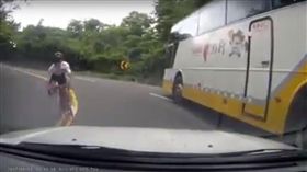 不想活了？單車山路過彎竟超車　險遭對向轎車迎面撞上
單車,自行車,山路,過彎,超車,轎車,危險
圖/翻攝自爆料公社YouTUBE