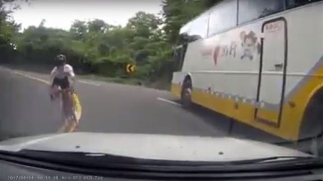 單車山路過彎超車　險遭對向轎車撞上