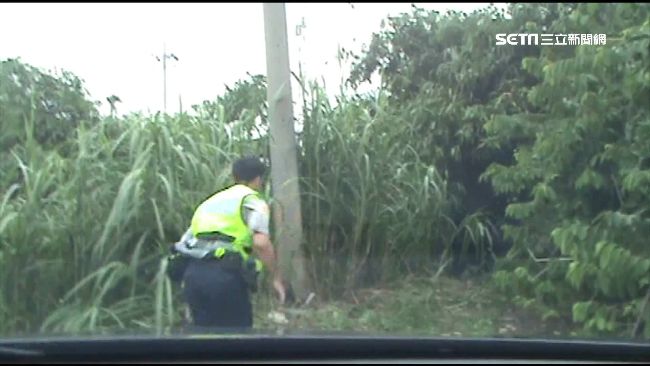 毒犯拒檢加速逃　警雙腿跑贏機車逮人