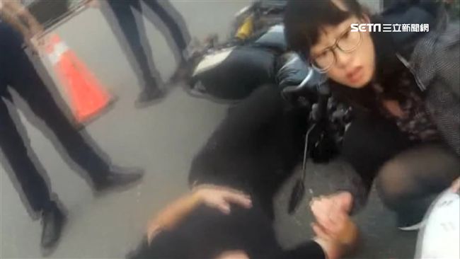 正妹守候車禍傷者　遭警誤認是情侶！
