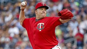 ▲明尼蘇達雙城44歲老投手Bartolo Colon演出驚奇完投勝。（圖／美聯社／達志影像）