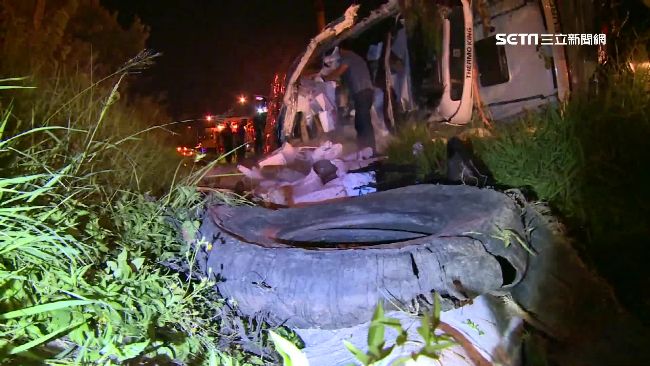 水產車爆胎波及5車　魚貨散滿地