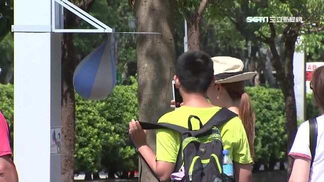 路燈架練拳擊拉筋！宣傳世大運有怪招
