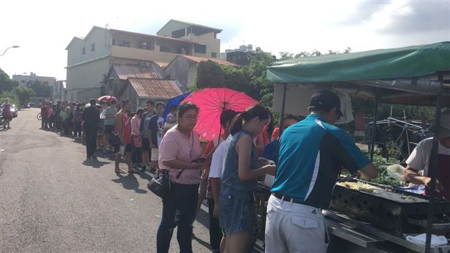懷念明倫蛋餅阿公　民眾頂艷陽排隊