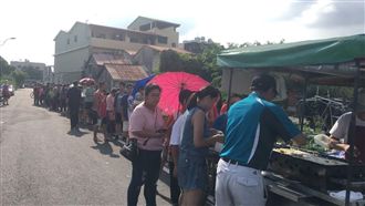 懷念明倫蛋餅阿公　民眾頂艷陽排隊