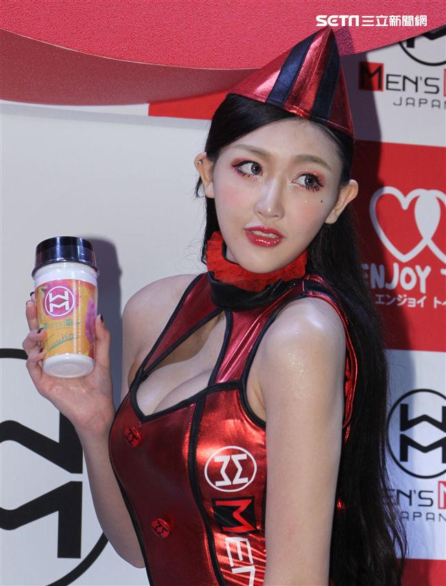 第六屆TAE台灣成人博覽會內容精采包括AV女優大膽與粉絲互動、泡泡浴、鋼管秀、舞孃等等。（記者邱榮吉/攝影）