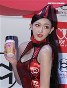 第六屆TAE台灣成人博覽會內容精采包括AV女優大膽與粉絲互動、泡泡浴、鋼管秀、舞孃等等。（記者邱榮吉/攝影）