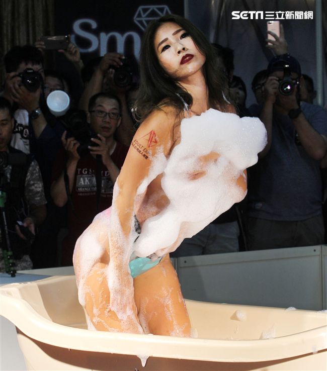 第六屆TAE台灣成人博覽會內容精采包括AV女優大膽與粉絲互動、泡泡浴、鋼管秀、舞孃等等。（記者邱榮吉/攝影）