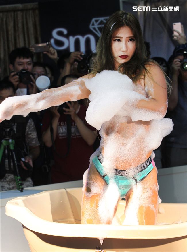 第六屆TAE台灣成人博覽會內容精采包括AV女優大膽與粉絲互動、泡泡浴、鋼管秀、舞孃等等。（記者邱榮吉/攝影）