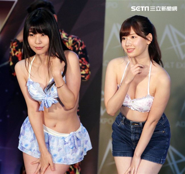 第六屆TAE台灣成人博覽會內容精采包括AV女優大膽與粉絲互動、泡泡浴、鋼管秀、舞孃等等。（記者邱榮吉/攝影）