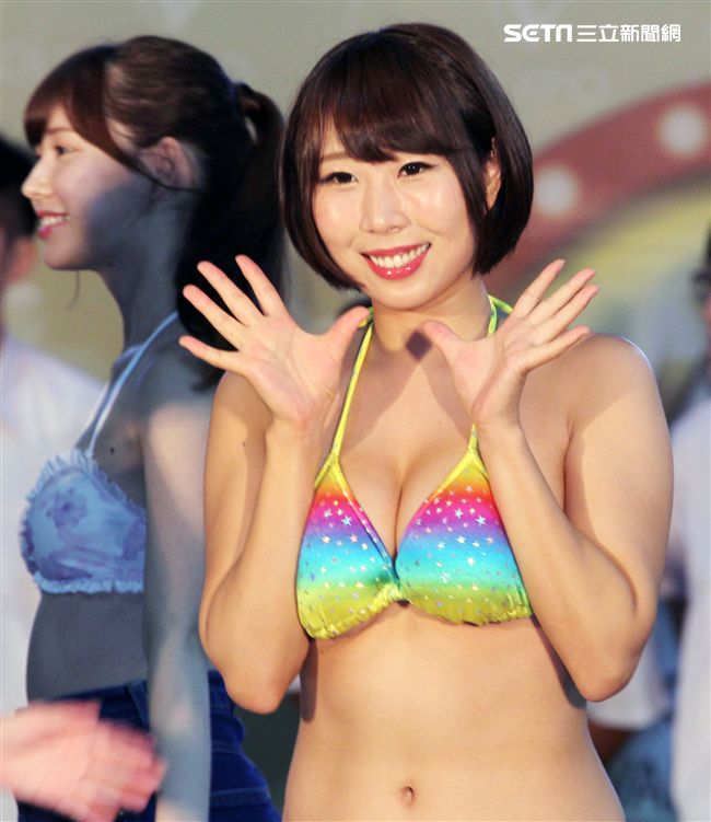 第六屆TAE台灣成人博覽會內容精采包括AV女優大膽與粉絲互動、泡泡浴、鋼管秀、舞孃等等。（記者邱榮吉/攝影）