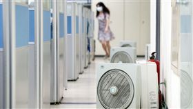節電關冷氣　行政院盼公務員共體時艱
行政院為帶頭節電，7月31日要求公家機關下午1時至3時不開冷氣，為期兩週，媒體報導有公務員不滿。行政院發言人徐國勇1日表示，相信大多數公務員都能體諒、配合，盼大家共體時艱。圖為行政院辦公室節電關冷氣，改用電扇。／中央社