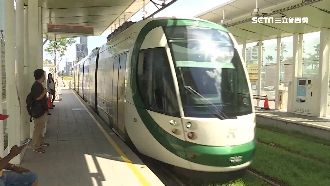 高雄輕軌車門卡月台　乘客怨：太扯了