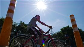 -天氣-高溫-炎熱-紫外線-陽光-戶外-腳踏車-曝曬-
圖／中央社