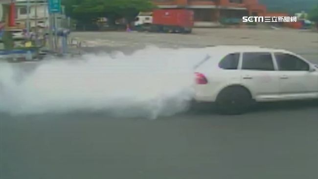 咻！車「拖」白煙衝過　路人嚇壞觀望