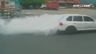咻！車「拖」白煙衝過　路人嚇壞觀望