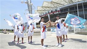 李啟瑋在桃園國際棒球場交接聖火予陳堅恩（圖／世大運組委會提供）