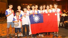 （IMC,數學,競賽,台灣,金牌,銀牌,銅牌,學生）
台灣IMC國際數學競賽獲12金23銀50銅
2017年IMC國際數學競賽頒獎，台灣學子表現優秀，共
獲12金、23銀、50銅，圖為榮獲金牌的學生上台領獎。
中央社記者黃自強新加坡攝　106年8月6日