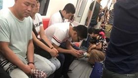 中國大陸,哈爾濱,女童,尿尿,尿液,火車,尿騷味（圖／翻攝自微博）
http://s.weibo.com/weibo/%E5%81%BD%E5%8F%94#_loginLayer_1502024447893