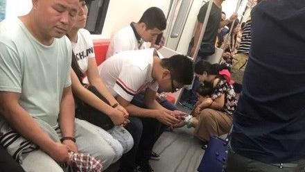 抱孩在車廂撒尿…乘客踩到卻好淡定