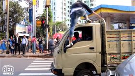 再違停啊！斑馬線上一堆「障礙物」　網紅大步向前走給你看
圖／翻攝自Red FM India YouTube
https://www.youtube.com/watch?v=6SUfdHdppeY