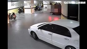 4名嫌犯駕駛著白色轎車，尾隨劉男進入地下停車場。（圖／翻攝畫面）