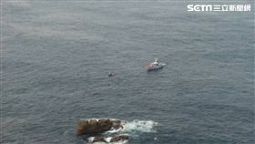 7名遊客遭浪捲到外海待援。（圖／翻攝畫面）