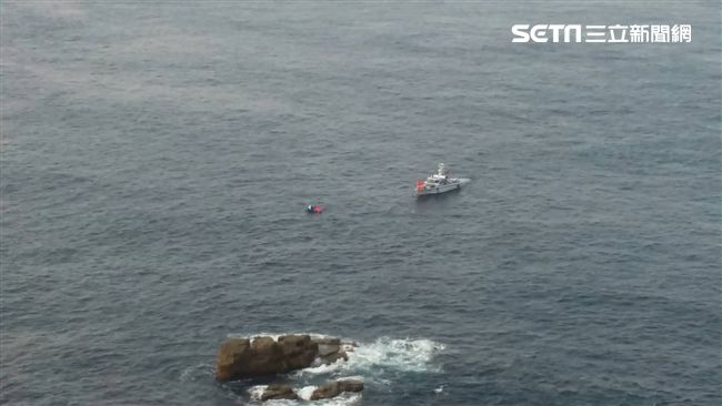 7遊客乘獨木舟　遭浪捲到外海幸獲救