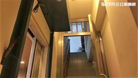 劉婦租下萬華區清茶館2樓開設地下簽注站，警方接獲線報後前往查緝，劉婦遭逮時苦苦求饒，警方訊後仍將她依賭博罪送辦（翻攝畫面）