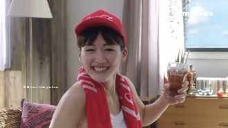 國民女神凌瀨遙代言可樂！喝出季節感