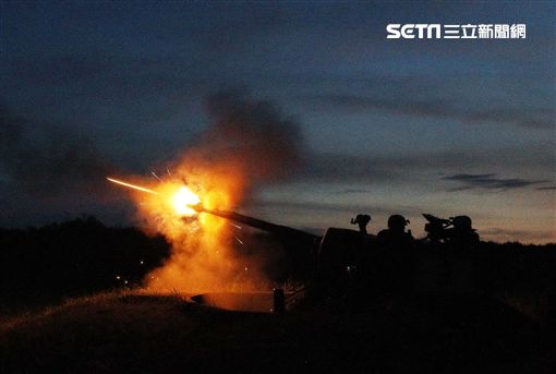 空軍防砲部隊最近實施天兵系統三五快砲對空夜間實彈射擊，由雷達搜索鎖定，帶引快砲發射高爆燃燒曳光彈命中拖靶。（記者邱榮吉/屏東枋山拍攝）